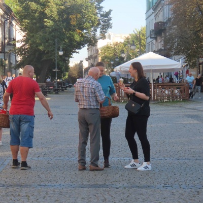 Akcja częstowania jabłkami oraz rozdawania ulotek kandydatów na Posłów.